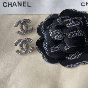 CHANEL earrings authentic silver+crystal